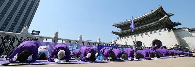 <이태원 참사 유가족들 ‘윤석열 파면 촉구 159배’> 10·29 이태원참사 유가족들이 19일 서울 광화문 월대 앞에서 오후 1시 59분에 맞춰 희생자 159명을 기리며 ‘윤석열 대통령 파면 기원 159배’를 하고 있다. 이날 도심에서는 탄핵 찬반 집회가 이어졌다. 성동훈 기자