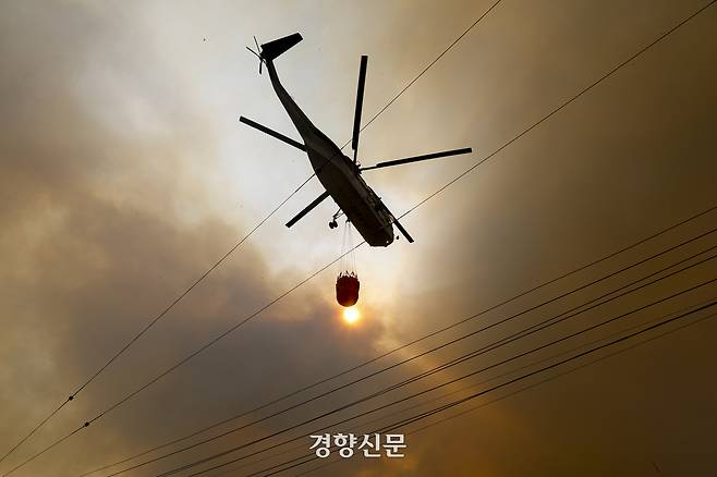 22일 경남 산청군 시천면 일대에서 산림청과 소방, 경찰 등 관계자들이 21일 발생한 산불 진화 작업을 벌이고 있다. 문재원 기자