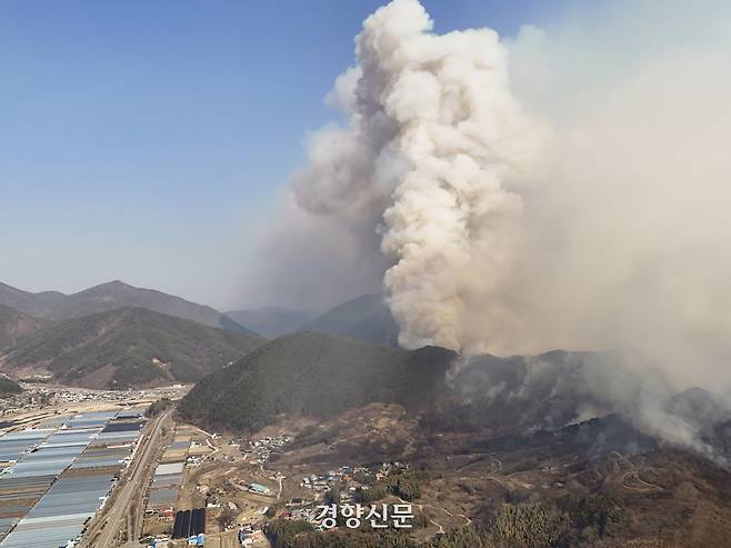 22일 경남 산청군 시천면 일대에서 산림청과 소방, 경찰 등 관계자들이 21일 발생한 산불 진화 작업을 벌이고 있다. 문재원 기자