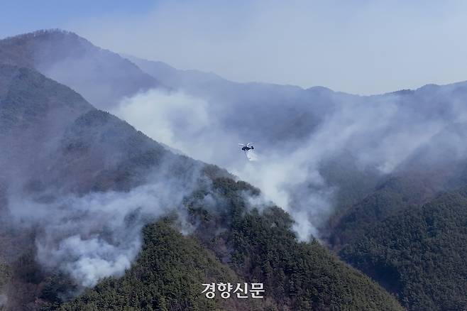 22일 경남 산청군 시천면 일대에서 산림청과 소방, 경찰 등 관계자들이 21일 발생한 산불 진화 작업을 벌이고 있다. 문재원 기자