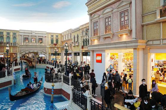Visitors shop at the Grand Canal shop inside the Venetian Macao hotel which is operated by Sands China during Lunar New Year in Macau, China, January 24, 2023. [REUTERS/YONHAP]