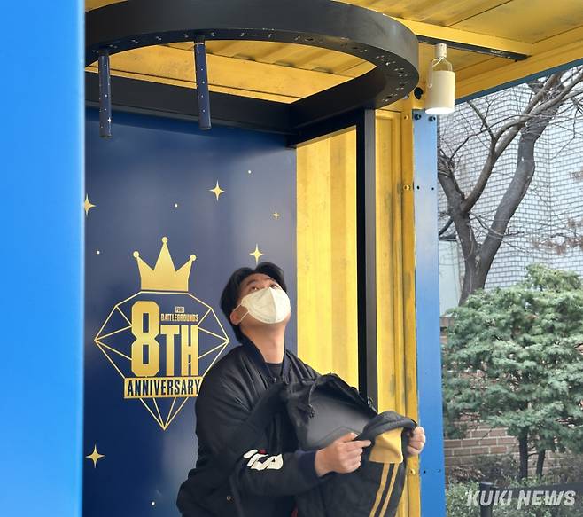 크래프톤이 ‘PUBG: 배틀그라운드’ 출시 8주년을 기념해 서울 성동구 성수동에서 ‘PUBG 팬 페스타 서울’을 열었다. 방문객이 훈련 체험 부스에서 콘텐츠를 경험하고 있다. 유채리 기자