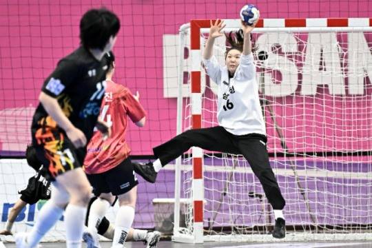 삼척시청 박새영 골키퍼가 선방을 하고 있다