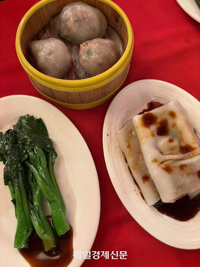 사진 왼쪽 야채부터 시계방향으로 새우와 물냉이 딤섬과 소고기 쌀 딤섬