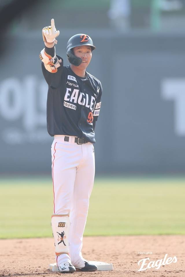 한화 황영묵이 22일 KT와 개막전에서 동점타를 친 뒤 포효하고 있다. 사진=한화 제공