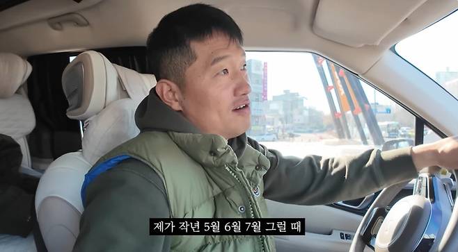 반려견 훈련사 강형욱이 22일 유튜브 채널 '강형욱의 보듬TV'에 올라온 영상에서 지난해 갑질 논란이 불거진 후 스트레스성 탈모가 생겼다고 밝혔다./사진=유튜브 채널 '강형욱의 보듬TV'