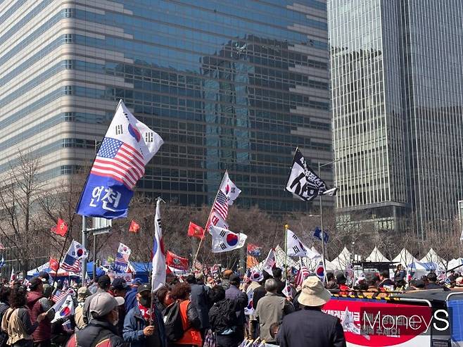 22일 오후 세종대로 앞에서 열린 윤석열 대통령 탄핵 반대 집회에 태극기와 성조기를 든 시민들이 참석하고 있다. /사진=박세희 기자