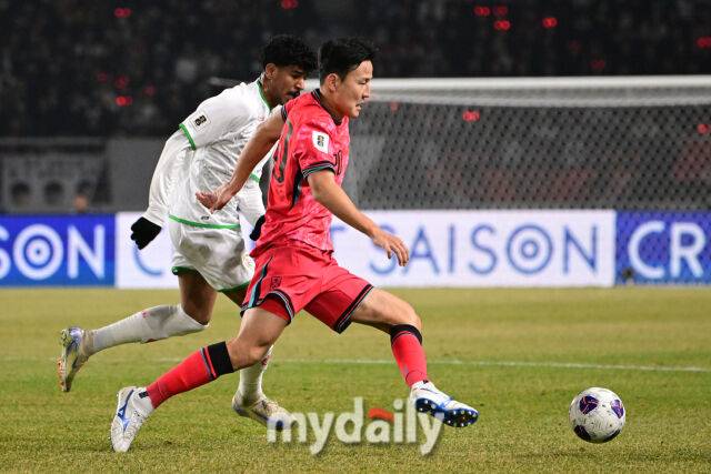 대한민국 축구대표팀 권경원이 20일 오후 경기도 고양종합운동장에서 진행된 '2026 국제축구연맹(FIFA) 북중미 월드컵 아시아지역 최종예선' 오만과의 경기에서 수비를 하고 있다./고양=곽경훈 기자