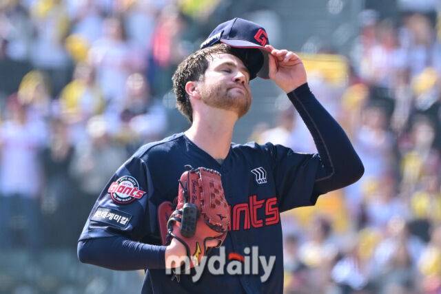 22일 서울 잠실야구장에서 열린 '2025 신한 SOL BANK KBO리그' 롯데 자이언츠와 LG 트윈스 개막전 경기. 롯데 선발 반즈가 LG 문보경에게 1회말 1사 2루에 홈런을 내주고 모자를 벗고 있다./잠실 = 한혁승 기자