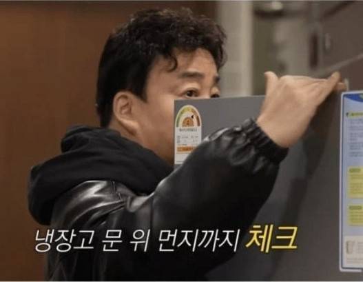 자영업자의 업장에서 위생을 체크하는 백종원. 유튜브 캡처