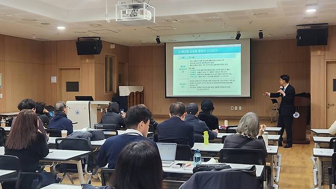 지난 19일 OECD금융교육주간을 맞이해 영등포50플러스센터에서는 ‘뉴시니어의 현명한 금융자산관리와 투자전략’을 주제로 강연이 열렸다. 사진은 김대열 하나증권 강남파이낸스WM센터 부장이 청중 앞에서 강연하는 모습. [정호원 기자]