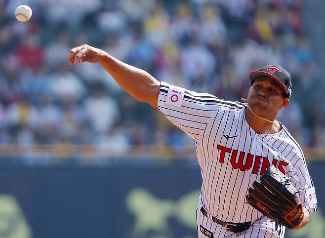 LG 트윈스 선발 치리노스가 22일 서울 잠실야구장에서 열린 KBO리그 정규시즌 개막전 롯데 자이언츠와 경기서 역투하고 있다.   [연합]