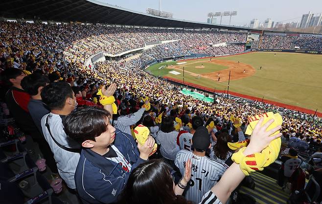 22일 2025 신한 SOL 뱅크 KBO리그 정규시즌 개막전 롯데 자이언츠와 LG 트윈스의 경기가 열린 서울 잠실야구장에서 팬들이 응원전을 펼치고 있다.   [연합]