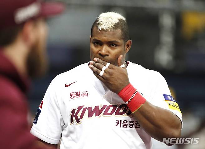 [서울=뉴시스] 정병혁 기자 = 지난 2022년 10월28일 오후 서울 구로구 고척스카이돔에서 열린 2022 KBO 포스트시즌 플레이오프 4차전  LG 트윈스와 키움 히어로즈의 경기, 8회 시작 전 키움 푸이그가 손 상태를 확인하고 있다. 2022.10.28. jhope@newsis.com