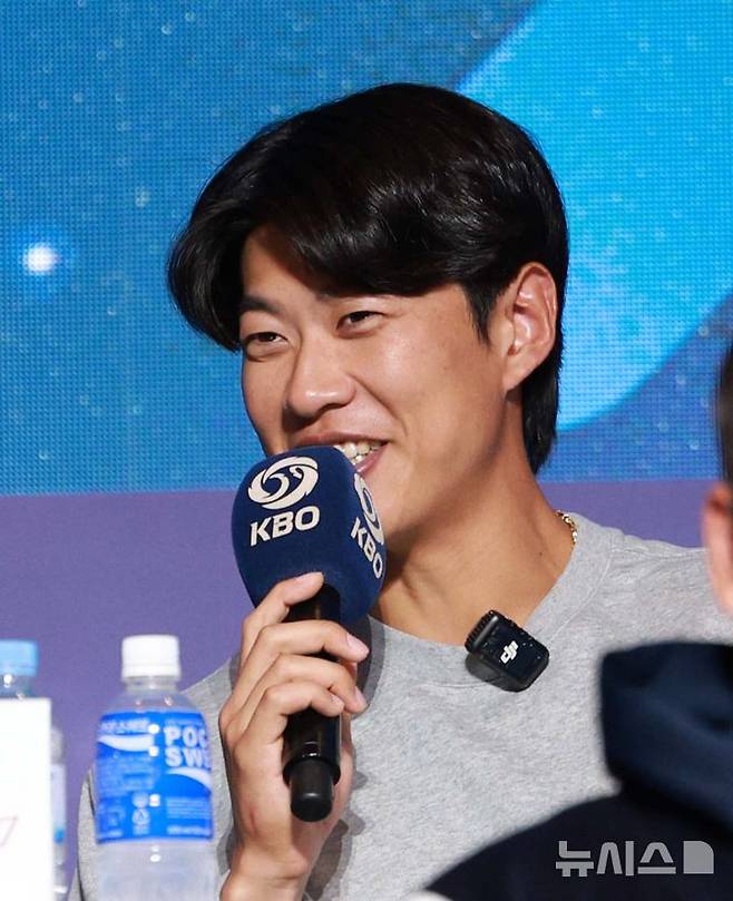 [서울=뉴시스] 고범준 기자 = 20일 서울 송파구 롯데호텔 월드 크리스탈볼룸에서 열린 2025 신한 SOL Bank KBO 미디어데이에서 키움 송성문이 각오를 말하고 있다. 2025.03.20. bjko@newsis.com