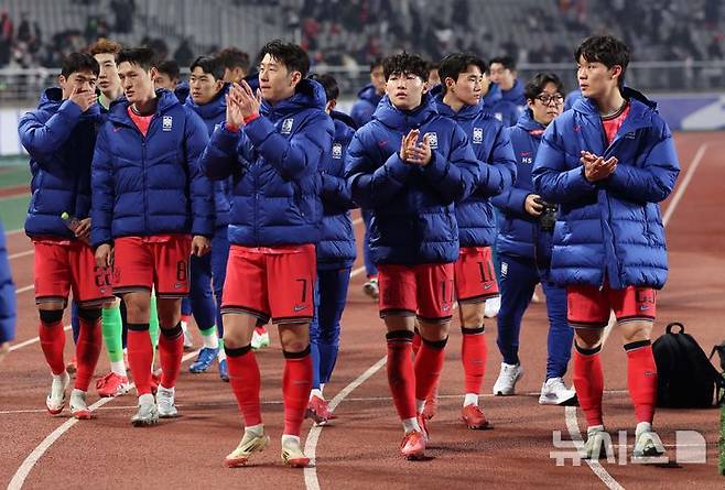 [고양=뉴시스] 김선웅 기자 = 지난 20일 오후 경기 고양시 고양종합운동장에서 열린 '2026 국제축구연맹(FIFA) 북중미 월드컵 아시아 지역 3차 예선 B조 7차전' 대한민국과 오만의 경기, 1-1로 경기를 마친 대표팀 손흥민과 선수들이 그라운드를 돌며 축구팬들에게 인사하고 있다. 2025.03.20. mangusta@newsis.com