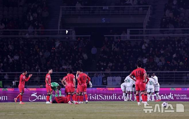 [고양=뉴시스] 김선웅 기자 = 지난 20일 오후 경기 고양시 고양종합운동장에서 열린 '2026 국제축구연맹(FIFA) 북중미 월드컵 아시아 지역 3차 예선 B조 7차전' 대한민국과 오만의 경기, 오만에 동점골을 허용한 대표팀 선수들이 아쉬워하는 옆으로 이강인이 넘어져 통증을 호소하고 있다. 2025.03.20. mangusta@newsis.com