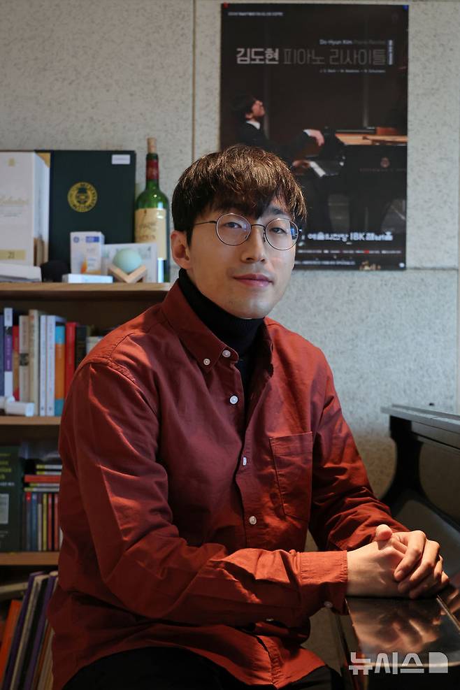 [서울=뉴시스] 박진희 기자 = 피아니스트 김도현이 지난 17일 서울 서초구 개인 연습실에서 인터뷰 하고 있다.  2025.03.22. pak7130@newsis.com