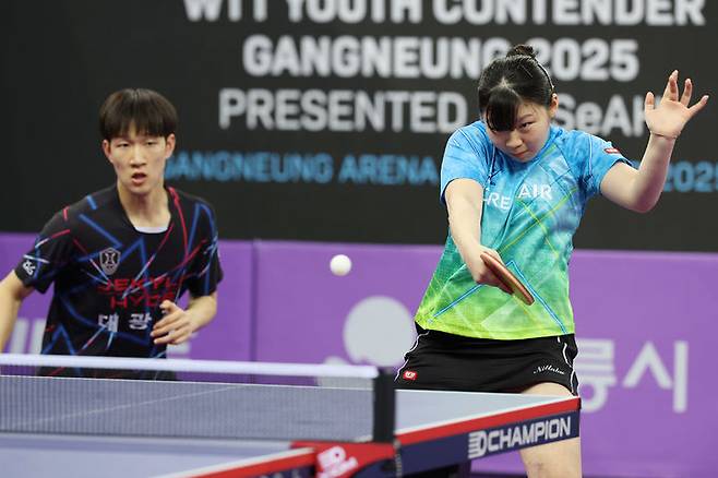 [서울=뉴시스] 월드테이블테니스(WTT) 유스 컨텐더 강릉 2025 19세 이하(U-19) 혼합복식에서 우승한 이성민-이다혜 조. (사진=대한탁구협회 제공) *재판매 및 DB 금지