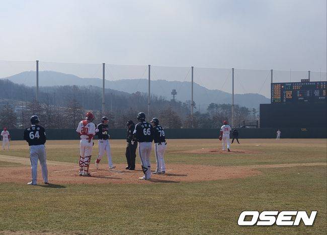 [OSEN=강화, 한용섭 기자] LG 트윈스 이태훈이 20일 강화 SSG퓨처스필드에서 열린 퓨처스리그 SSG 랜더스와 경기에서 5회 송영진 상대로 투런 홈런을 터뜨린 후 동료들의 축하를 받고 있다. /orange@osen.co.kr