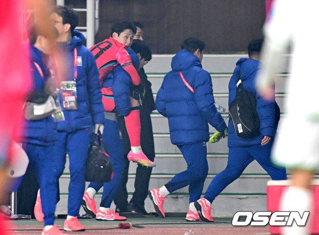 [OSEN=고양, 최규한 기자] 대한민국 남자축구대표팀이 20일 고양종합운동장에서 ‘2026 국제축구연맹(FIFA) 북중미 월드컵’ 아시아지역 3차 예선 B조 7차전 오만과 맞대결을 펼쳤다.B조에 속해 있는&nbsp;한국은 4승 2무, 승점 14로 조 선두를 달리고 있다. 2위는 이라크(승점 11), 3위는 요르단(승점 9)이다.&nbsp;한국이 이번 2연전에서 2승을 거두면 북중미 월드컵 본선진출을 조기에 확정한다.&nbsp;후반 한국 이강인이 스태프에게 업힌 채 피치를 빠져나가고 있다. 2025.03.20 / dreamer@osen.co.kr