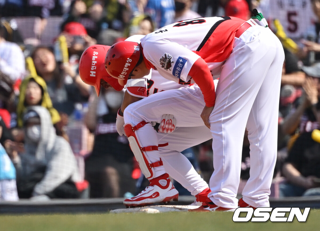 [OSEN=광주, 조은정 기자]22일 광주KIA챔피언스필드에서 2025 신한 SOL Bank KBO리그 KIA 타이거즈와 NC 다이노스의 개막전이 열린다.홈팀이자 디펜딩 챔피언 KIA는 에이스 제임스 네일을 출격, 원정팀 NC는 새 외국인 투수 로건 앨런을 선발로 내세웠다.3회말 1사 KIA 김도영이 안타를 날린 후 햄스트링 통증을 호소하며 윤도현으로 교체됐다. 2025.03.22 /cej@osen.co.kr