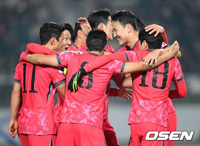 [OSEN=고양, 최규한 기자] 대한민국 대표팀이 홈에서 오만에 1-1로 비겼다.&nbsp;홍명보(56)&nbsp;감독이 이끄는 한국 축구 대표팀은 20일 오후 8시 고양종합운동장에서 열린 2026 국제축구연맹(FIFA) 북중미 월드컵 아시아지역 3차 예선 B조 7차전 오만과 맞대결을 치러 1-1로 비겼다. 전반 한국 황희찬이 선제골에 동료들과 기뻐하고 있다. 2025.03.20 / dreamer@osen.co.kr