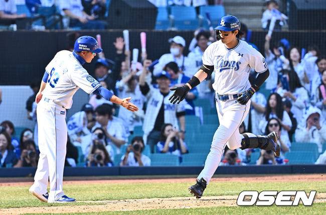 [OSEN=대구, 이석우 기자] 22일 대구삼성라이온즈파크에서 2025 신한 SOL 뱅크 KBO 리그 삼성 라이온즈와 키움 히어로즈의 경기가 열렸다. 홈팀 삼성은 후라도가 방문팀 키움은 로젠버그가 선발 출전했다. 삼성 라이온즈 구자욱이 5회말 무사 1루 좌월 2점 홈런을 치고 그라운드를 돌고 있다. 2025.03.22 / foto0307@osen.co.kr