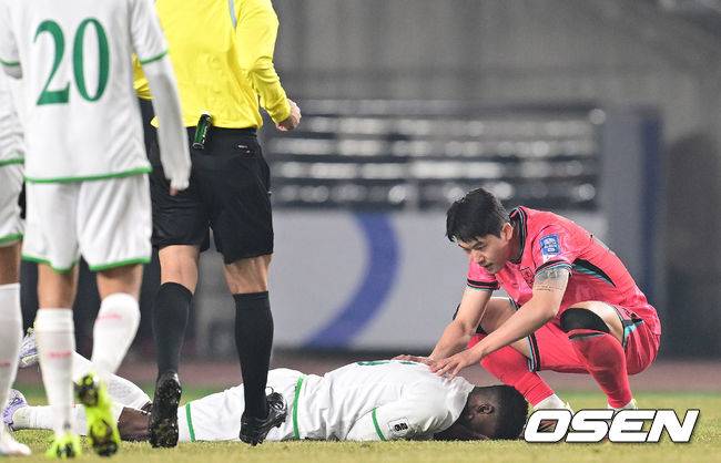 [OSEN=고양, 최규한 기자] 대한민국 대표팀이 홈에서 오만에 1-1로 비겼다.&nbsp;홍명보(56)&nbsp;감독이 이끄는 한국 축구 대표팀은 20일 오후 8시 고양종합운동장에서 열린 2026 국제축구연맹(FIFA) 북중미 월드컵 아시아지역 3차 예선 B조 7차전 오만과 맞대결을 치러 1-1로 비겼다. 후반 한국 설영우가 그라운드에 쓰러진 상대 선수를 독려하고 있다. 2025.03.20 / dreamer@osen.co.kr
