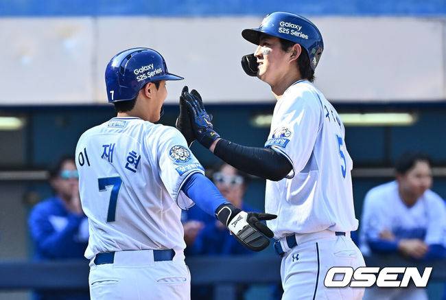 [OSEN=대구, 이석우 기자] 22일 대구삼성라이온즈파크에서 2025 신한 SOL 뱅크 KBO 리그 삼성 라이온즈와 키움 히어로즈의 경기가 열렸다. 홈팀 삼성은 후라도가 방문팀 키움은 로젠버그가 선발 출전했다. 삼성 라이온즈 구자욱이 5회말 무사 1루 좌월 2점 홈런을 치고 이재현과 하이파이브를 하고 있다. 2025.03.22 / foto0307@osen.co.kr
