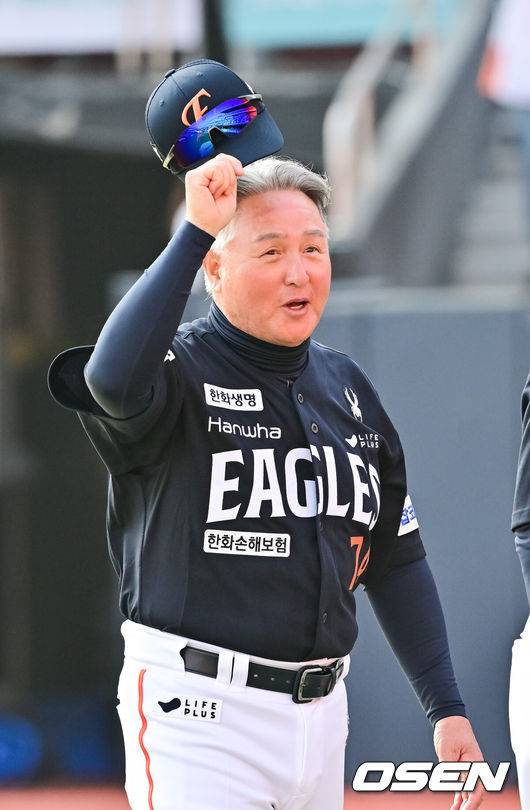 [OSEN=수원, 박준형 기자] 한화 김경문호가 무서운 뒷심을 앞세워 2025시즌 개막전을 승리로 장식했다. '50억 원 FA' 심우준이 친정팀을 상대로 날린 2루타가&nbsp;결승타로 기록됐다.프로야구 한화 이글스는 22일 수원KT위즈파크에서 펼쳐진 2025 신한 SOL뱅크 KBO리그 KT 위즈와의 개막전에서 4-3으로 승리했다.&nbsp;경기종료 후 한화 김경문 감독이 팬들에게 인사를 하고 있다. 2025.03.22 / soul1014@osen.co.kr