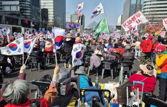 ▲ 22일 서울 중구 광화문역 인근에서 대한민국바로세우기운동본부가 주최한 윤 대통령 탄핵 반대 국민대회. ⓒ프레시안(최용락)