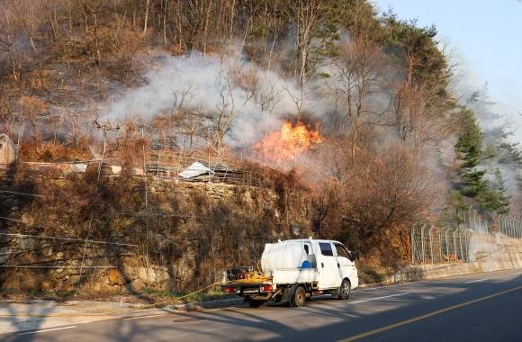 경남 산청에서 발생한 대형 산불이 이틀째로 접어든 22일 산청군 도롯가에 불길이 오르고 있다. 2025.3.22. 연합뉴스