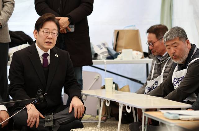 이재명 더불어민주당 대표가 21일 서울 종로구 광화문 인근 윤석열즉각퇴진·사회대개혁 비상행동(비상행동) 단식농성장을 찾아 윤 대통령 파면을 촉구하며 14일째 단식 중인 공동의장단들을 만나 대화하고 있다. 뉴스1