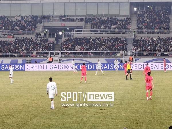 ▲ 바레인 측면 수비수 암자드 알 하르티(등번호 13번) 근처에 파여 나와 있던 잔디, 이태석이 후반 내내 지나가며 눌렀지만, 들어가지 않았다. 경기 중 잔디가 뒤집어져 나와 있는 것은 일상이라지만, 경기마다 경기력 걱정이 아닌 잔디 걱정을 하는 대표팀은 한국 대표팀이 유일할지도 모른다.