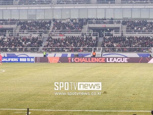 ▲ 바레인 측면 수비수 암자드 알 하르티(등번호 13번) 근처에 파여 나와 있던 잔디, 이태석이 후반 내내 지나가며 눌렀지만, 들어가지 않았다. 경기 중 잔디가 뒤집어져 나와 있는 것은 일상이라지만, 경기마다 경기력 걱정이 아닌 잔디 걱정을 하는 대표팀은 한국 대표팀이 유일할지도 모른다.