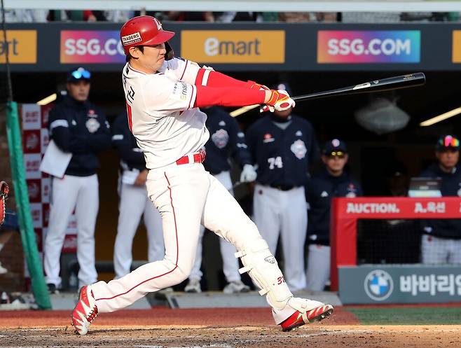 ▲ 언제 찾아올지 모를 한 번의 스윙을 위해 3회부터 더그아웃 뒤에서 타격 연습을 한 오태곤은 개막전부터 그 결실을 맺었다ⓒSSG랜더스