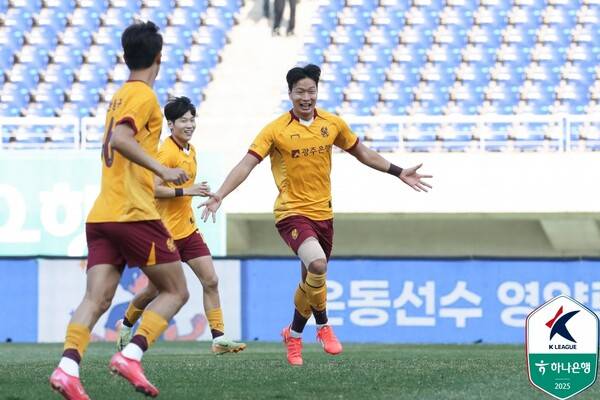 ▲ 광주FC 중앙 수비수 조성권이 포항 스틸러스와의 경기에서 선제골을 넣었지만, 후반 추가시간 어정원과 공중볼 경합 과정에서 머리부터 그라운드에 떨어져 뇌진탕 증세로 병원으로 이송됐다. ⓒ한국프로축구연맹