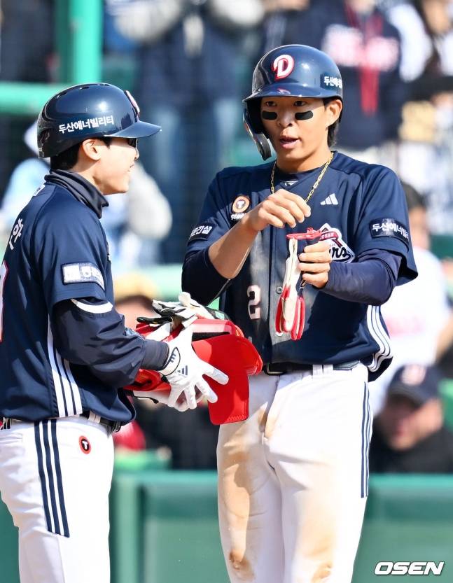 두산 김민석(오른쪽)이 22일 인천 SSG전에서 4회초 3루타를 터트렸다.