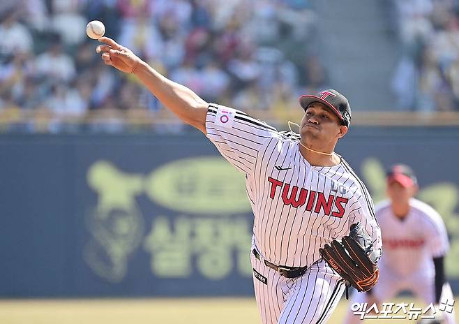 LG 투수 치리노스는 22일 잠실구장에서 열린 '2025 신한 SOL Bank KBO 리그' 롯데와 시즌 개막전에서 선발 등판했다. 6이닝 2실점 퀄리티스타트 투구를 선보여 승리 투수가 됐다. 잠실, 박지영 기자
