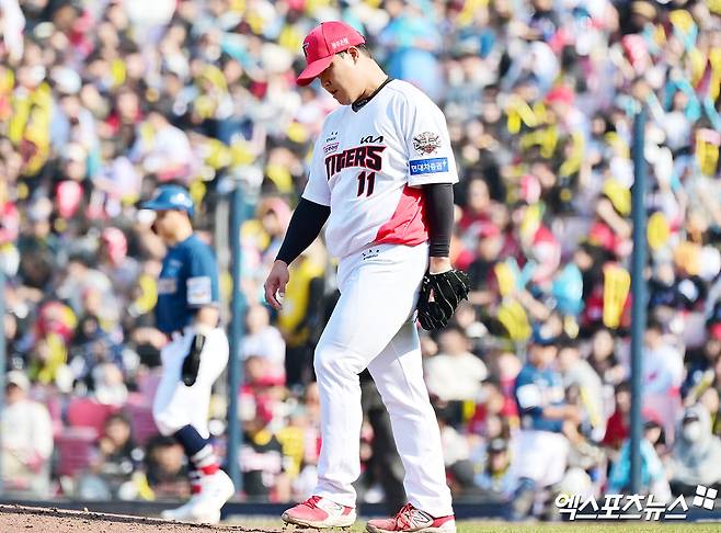 22일 오후 광주기아챔피언스필드에서 열린 '2025 신한 SOL Bank KBO리그' NC 다이노스와 KIA 타이거즈의 개막전 경기, 6회초 1사 1,2루 KIA 조상우가 NC 데이비슨에게 볼넷을 허용한 후 아쉬워하고 있다. 광주, 김한준 기자