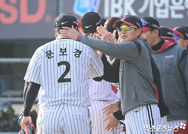 LG 내야수 문보경(2번)은 22일 잠실구장에서 열린 '2025 신한 SOL Bank KBO 리그' 롯데와 시즌 개막전에서 4번타자 3루수로 선발 출전했다. 첫 타석 상대 선발 반즈 상대 2점 홈런을 쏘아 올려 2025시즌 첫 홈런을 기록. 팀 승리에 힘을 보탰다. 잠실, 박지영 기자