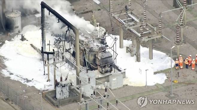 화재가 발생한 변전소 [AP/스카이뉴스 연합뉴스. 재판매 및 DB 금지]