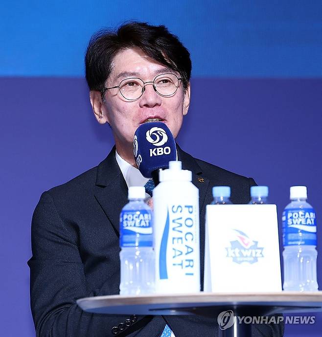 각오 밝히는 KT 이강철 감독 (서울=연합뉴스) 김인철 기자 = KT 이강철 감독이 20일 서울 송파구 롯데호텔월드에서 열린 2025 신한 SOL Bank KBO 프로야구 개막 미디어데이에서 이번 시즌 각오를 밝히고 있다. 2025.3.20 yatoya@yna.co.kr