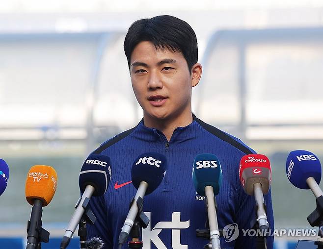 질문에 답하는 설영우 (용인=연합뉴스) 홍기원 기자 = 2026 북중미 월드컵 아시아 3차 예선 B조 8차전 요르단전을 앞둔 축구 국가대표팀 설영우가 22일 경기도 용인시 처인구 미르스타디움에서 회복훈련에 앞서 취재진 질문에 답하고 있다. 2025.3.22 xanadu@yna.co.kr