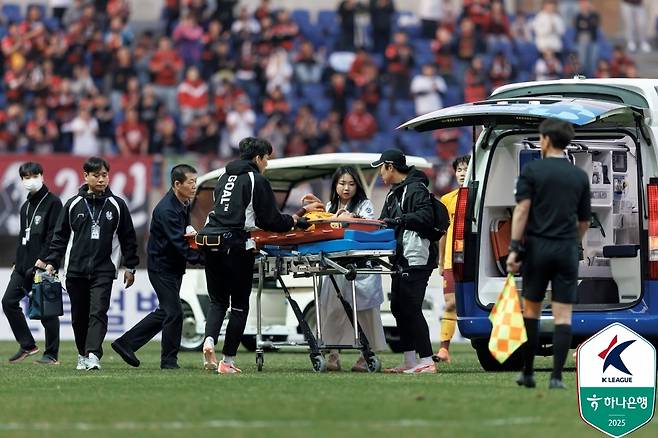 구급차로 옮겨지는 조성권 [한국프로축구연맹 제공. 재판매 및 DB 금지]