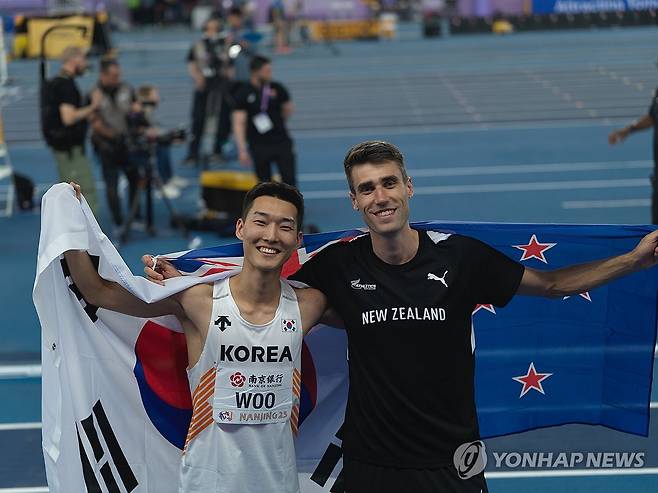 우상혁, 세계실내육상선수권 높이뛰기 우승 (서울=연합뉴스) 우상혁(왼쪽)이 21일 중국 난징에서 열린 2025 세계실내육상선수권대회 남자 높이뛰기 결선에서 우승한 뒤, 2위 해미시 커와 기념촬영하고 있다. 2025.3.21 [용인시청 육상팀 제공. 재판매 및 DB금지] photo@yna.co.kr