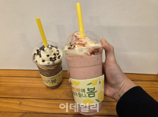 빽다방에서 당분 함량이 제일 높은 메뉴인 딸기바나나빽스치노소프트(오른쪽) 제품의 모습. 왼쪽은 초코바나나빽스치노소프트 (사진=한전진 기자)