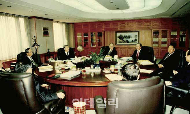 헌법재판소 2기 재판부의 재판관 평의(회의) 모습. 9명의 재판관이 원탁에 둘러앉아서 의견을 나누고 있다. (사진=헌법재판소)