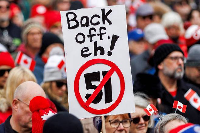 캐나다인들이 22일(현지시간) 캐나다 온타리오주 토론토의 네이선 필립스 광장에서 미국의 관세와 도널드 트럼프 미국 대통령의 정책에 반대하는 시위를 벌이고 있다.(사진=로이터)